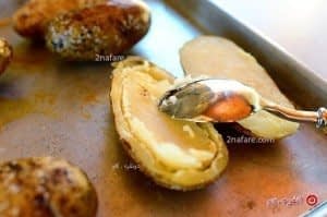 خالی کردن داخل سیب زمینی برای پیتزا سیبزمینی
