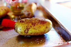 پختن سیب زمینی در فر برای تهیه پیتزا سیب زمینی