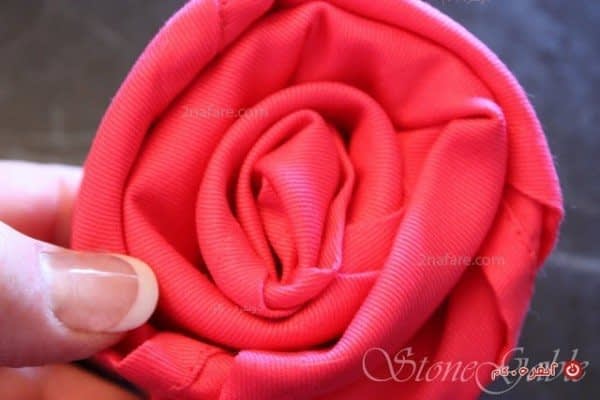 آموزش مرحله به مرحله تزیین دستمال سفره به شکل رز برای سفره آرایی