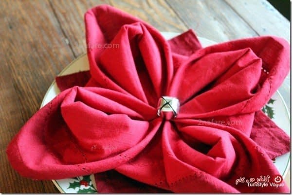 تزیین دستمال سفره به شکل نیلوفر آبی در سفره آرایی