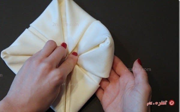 سفره آرایی با دستمال سفره مدل نیلوفر آبی