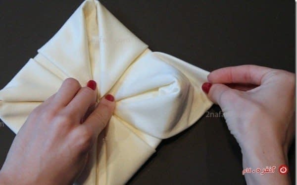 سفره آرایی با دستمال سفره مدل نیلوفر آبی