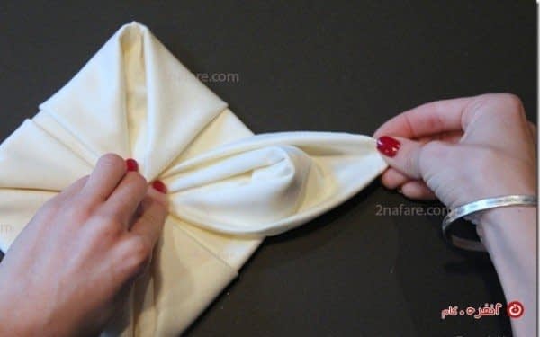 سفره آرایی با دستمال سفره مدل نیلوفر آبی