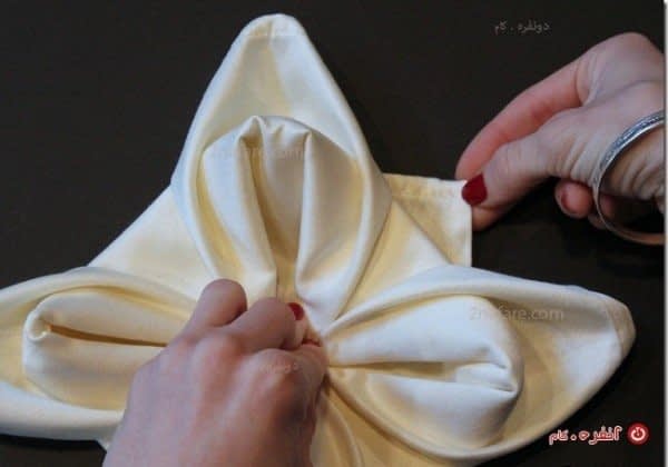 سفره آرایی با دستمال سفره مدل نیلوفر آبی