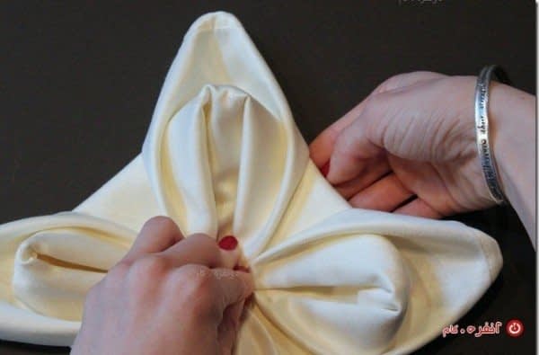 سفره آرایی با دستمال سفره مدل نیلوفر آبی