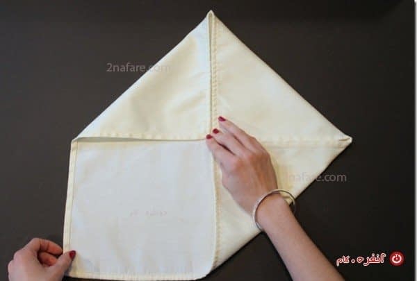 سفره آرایی با دستمال سفره مدل نیلوفر آبی