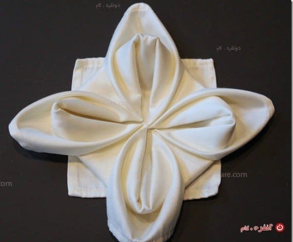 سفره آرایی با دستمال سفره مدل نیلوفر آبی