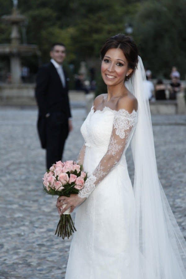 لباس عروس آستین بلند با یقه باز