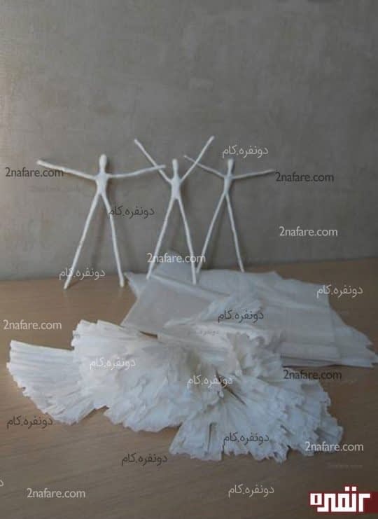 آماده کردن لایه های دستمال کاغذی برای لباس های فرشته های آویز