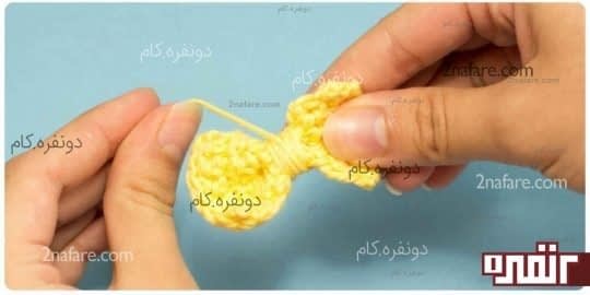 یک مستطیل با پایه کوتاه ببافید و باهاش پاپیون درست کنید.