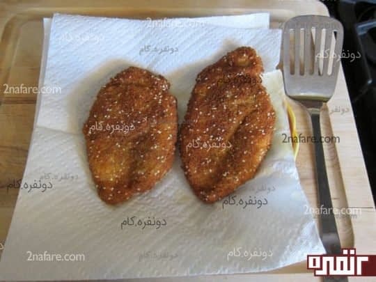 در نهایت روی دستمال قرار بدید تا روغنش گرفته بشه
