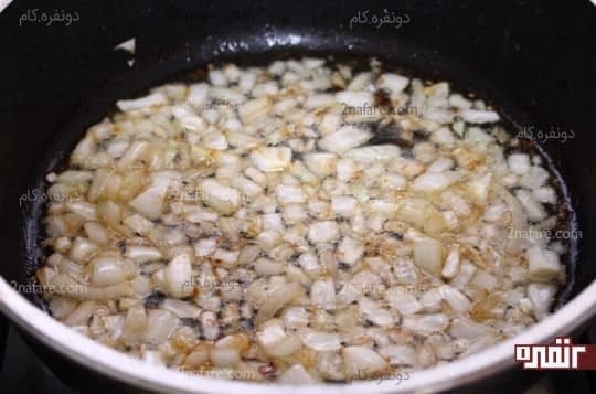 تفت دادن پیاز در روغن