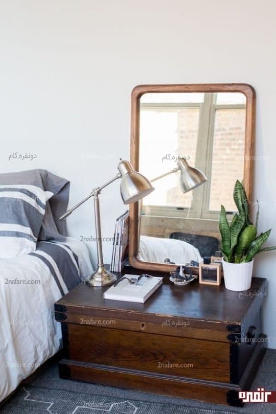 صندوقچه چوبی بعنوان میز کنار تخت و پایه ای برای آینه      زیبا