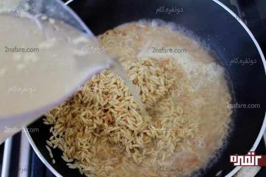 افزودن استاگ گوشت به پاستای تفت داده شده