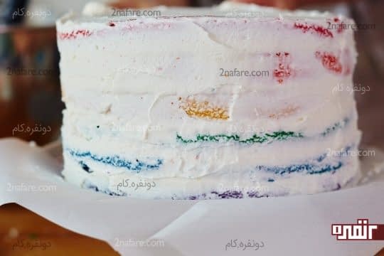 پوشاندن کیک با یک لایه نازک از فراستینگ