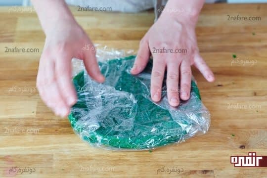 قرار دادن کیک ها در پوشش نایلونی