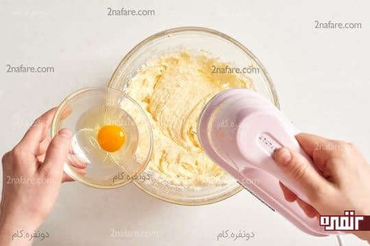 اضافه کردن تخم مرغ به مخلوط کره و شکر